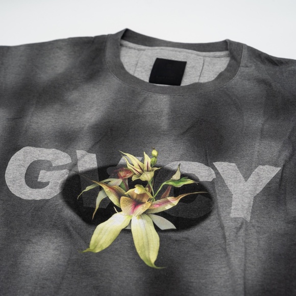 size XL Givenchy Floral Graphic Faded Grey T-Shirt - Picture 2 of 6